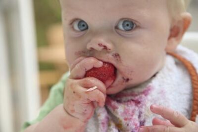 Beba – vođa dohrane i Montessori načela: prirodan pristup uvođenju krute hrane