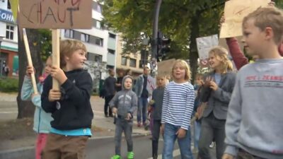 Djeca marširala zbog roditeljske ovisnosti: Dolje pametni telefoni! Igrajte se s nama