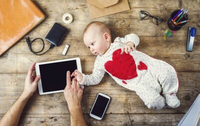 Trebamo li ograničiti korištenje pametnog telefona dok smo sa svojom bebom?