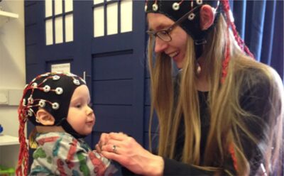 Majčin i bebin mozak snažnije su usklađeni i povezani kad je majka sretna