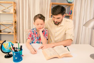 Zašto se roditelji ne znaju nositi s djetetovim lošim ocjenama i u čemu griješe