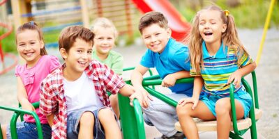 Sretna djeca uspješnija su u školi. Što možete učiniti za svoje dijete?