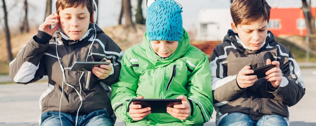 10 razloga zašto bi se mobilni uređaji trebali zabraniti djeci mlađoj od 12 godina