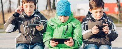 10 razloga zašto bi se mobilni uređaji trebali zabraniti djeci mlađoj od 12 godina